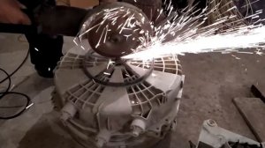 Достаем нержавеющие барабаны от стиральных машин. В хозяйстве пригодятся.