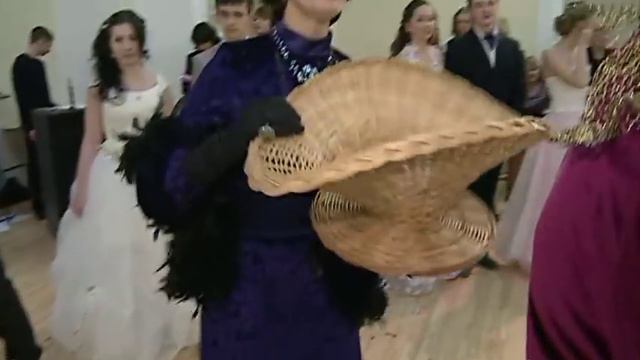 Традиционный бал в гимназии №9. АйсбергТВ смотреть онлайн