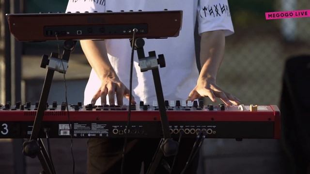 Артем Пивоваров - 2000 (acoustic live @Atlas Weekend 2020) смотреть онлайн