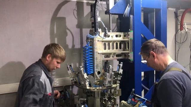 Универсальный станок автоматической обивки (сборки) сидений стульев и табуретов смотреть онлайн