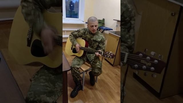 Классно играет на гитаре в армиие Песня Настя подари мне счастье смотреть онлайн