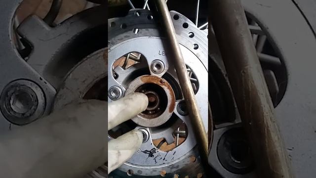 эндуро, замена подшипника колеса смотреть онлайн