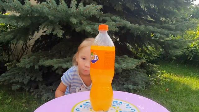 Меля играет в челлендж игру про Шоколад и газировка смотреть онлайн