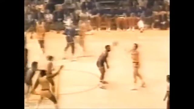 NBA: 1973 playoff finals - Lakers vs Knicks (game 5, Chamberlain's last game) смотреть онлайн