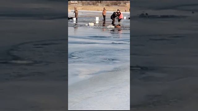 Рыбак провалился под лёд и утонул у всех на глазах! смотреть онлайн