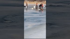 Рыбак провалился под лёд и утонул у всех на глазах!