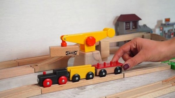 Деревянная железная дорога и игрушечный паровоз. Игрушки для детей