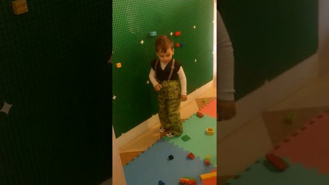 После прогулки Илья решил покушать в детской пицерии папо карло смотреть онлайн