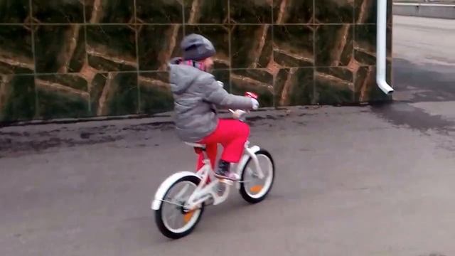 Роза научилась кататься на двухколесном велосипеде смотреть онлайн