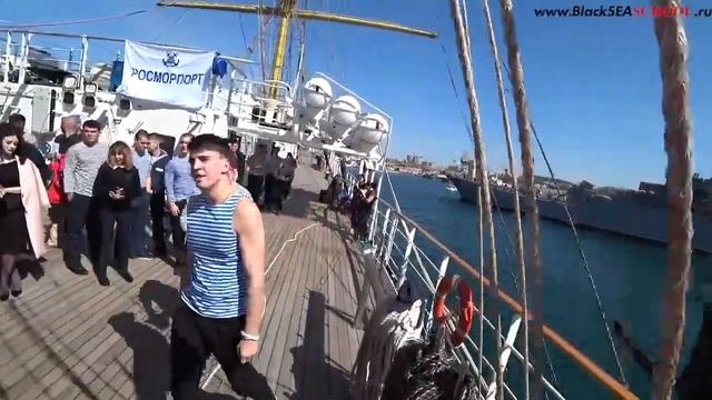 Яхтенная школа в Крыму. Перетягивание каната на закрытии Регаты на Кубок Парусника "Херсонес". смотреть онлайн