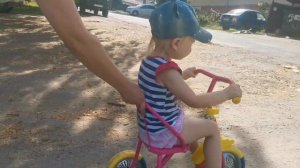 ВЕЛОСИПЕД (УЧИМСЯ,ПЕРВЫЙ РАЗ,КАК ЭТО БЫЛО) ДЕШЁВЫЙ ТРЕХКОЛЕСНЫЙ