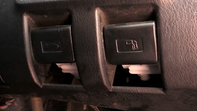 How To Open Fuel Lid In Toyota Fortuner | CarDekho.com