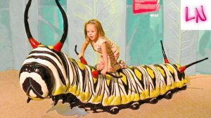 ВЛОГ с мамой: Огромная гусеница и САД БАБОЧЕК /ВИДЕО ДЛЯ ДЕТЕЙ