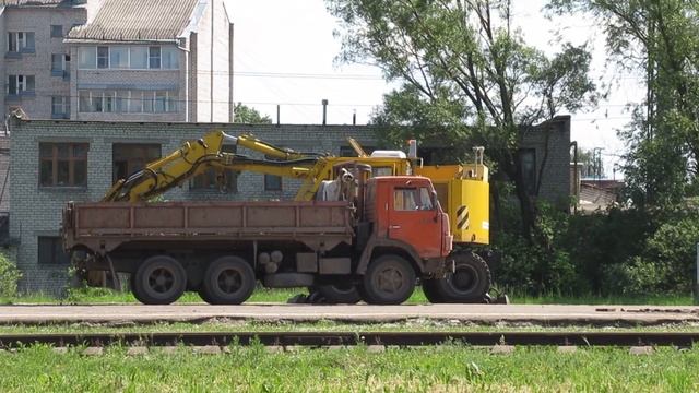 Экскаватор KGT-4RS-160 на рельсах; ремонт на Псков-Пассажирском смотреть онлайн