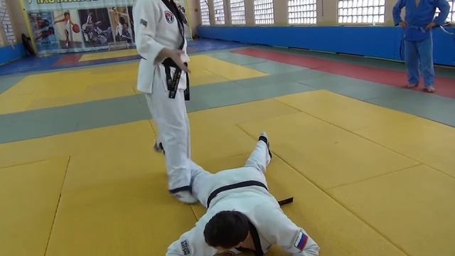 Кёнгму Хапкидо. Варианты фиксации противника в нижнем положении болевыми на ноги. смотреть онлайн