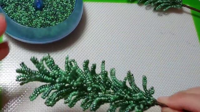 Мастер класс Новогодняя композиция из бисера часть 2. Хвойные веточки. Сборка розы.. смотреть онлайн