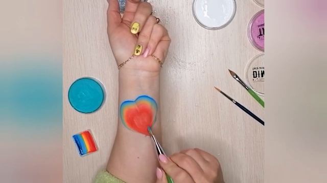 Аквагрим на руке. Рисуем сердечко и цвиточки.#аквагрим #аквагримдлядетей смотреть онлайн