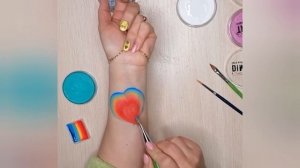 Аквагрим на руке. Рисуем сердечко и цвиточки.#аквагрим #аквагримдлядетей