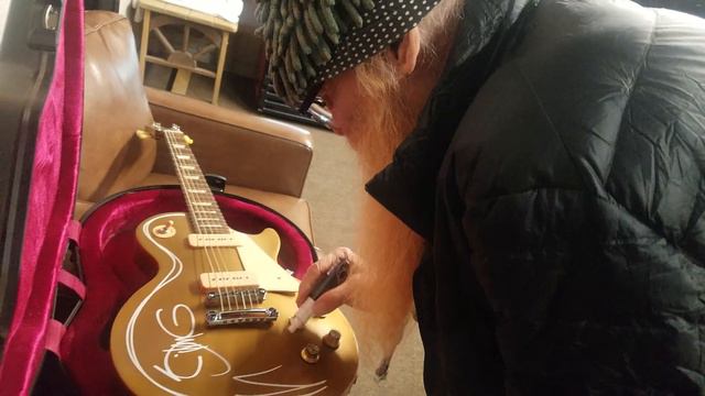 Billy F. Gibbons pinstripes my Gibson Les Paul Goldtop! смотреть онлайн