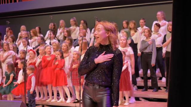 Birgit Sarrap ja E Stuudio koorid "Kingitus" смотреть онлайн