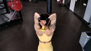 Трицепс (разгибание рук с гантелями из-за головы)