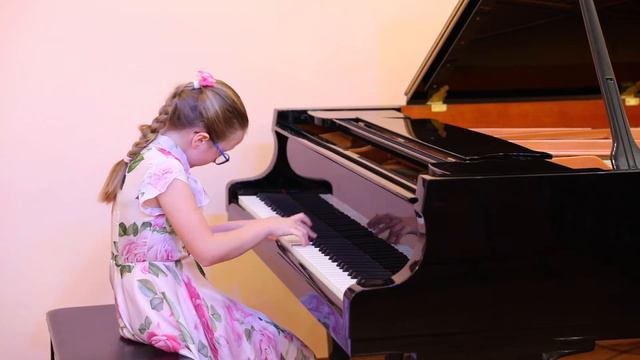 Тупичкина Юлия, 8 лет, Ж.-Б Люлли "Гавот", Г.Герц "Этюд" смотреть онлайн