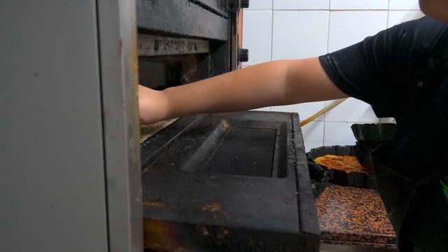 This young girl prepares many ancient wheat breads and dishes by herself every morning at 5 am! смотреть онлайн