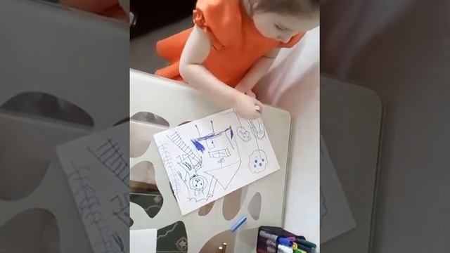 Лиза рисует бабу Ягу, избушку, себя... лучше смотрите. смотреть онлайн