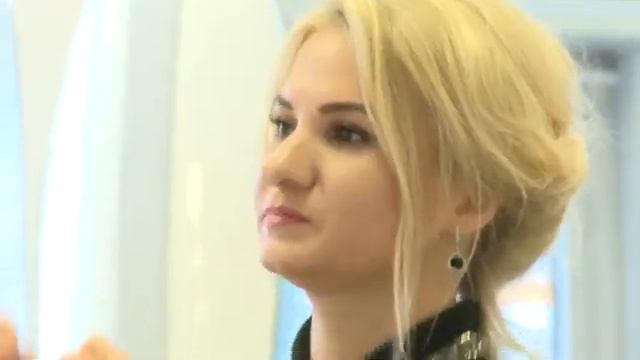Эффектная стрижка на перламутровом блонде. смотреть онлайн