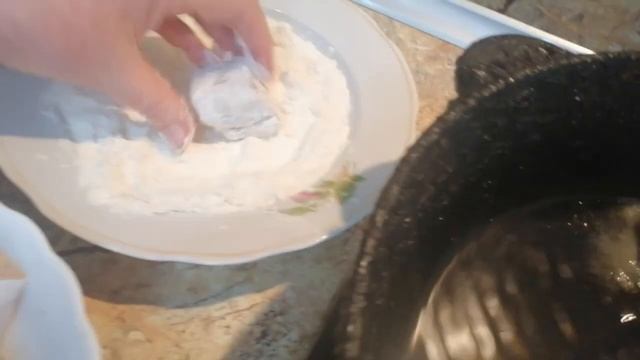 ДЯДЬКА РЫБАК НАУЧИЛ ВКУСНУЮ ЖАРИТЬ РЫБУ. Как пожарить рыбу вкусно с хрустящей корочкой ЖАРЕНАЯ РЫБА смотреть онлайн