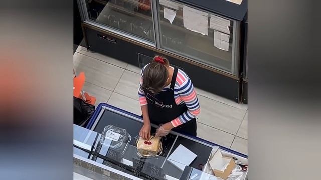 Продавщица из Минска пробует пироженое а затем продает покупателям