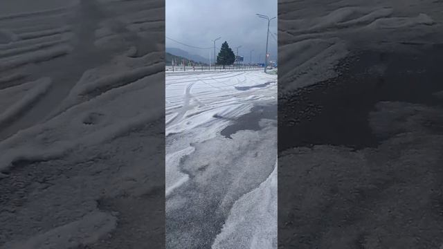 Вот, такой прошел град у нас...Вижу такое впервые... смотреть онлайн