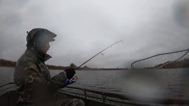 Окуневая рыбалка на реке Ловать, у деревни Взвад смотреть онлайн