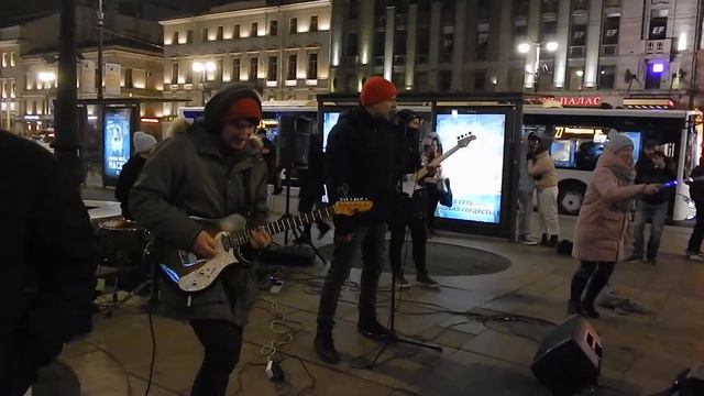 Мумий Тролль – "Медведица", в исполнении уличных музыкантов на Невском проспекте в Санкт-Петербурге смотреть онлайн