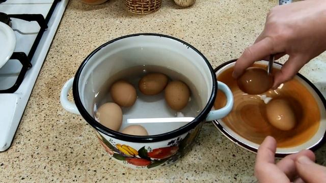 ??КАК ЛЕГКО ПОЧИСТИТЬ ВАРЕНЫЕ ЯЙЦА. ПРОВЕРЯЮ ДВА ЛАЙФХАКА смотреть онлайн