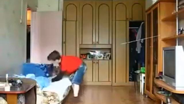 пацан бьет себя по коленке и матерится смотреть онлайн