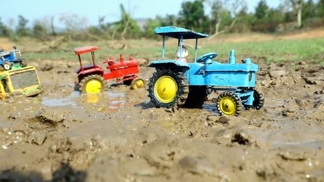 Школьный автобус с тракторятами застрял в болоте смотреть онлайн