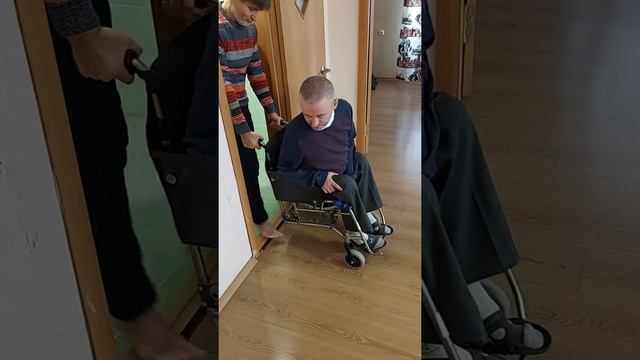 Как на инвалидной коляске заехать в узкий проход? смотреть онлайн