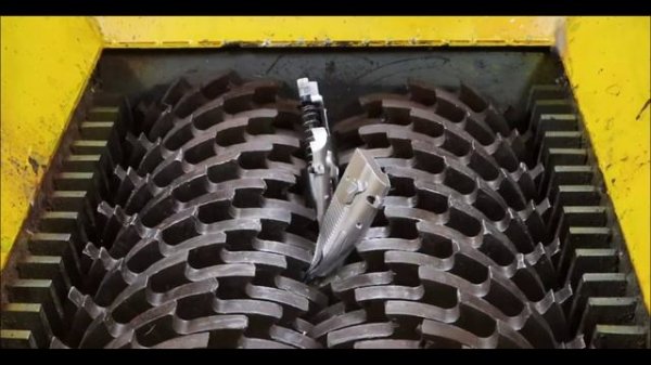 Мощный шредер уничтожает все, что в него пападает