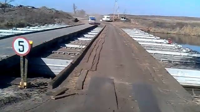 Понтонный мост около Славянска смотреть онлайн