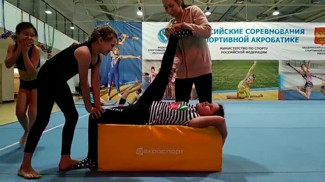 Растяжка продольного шпагата на модуле с помощью детей смотреть онлайн