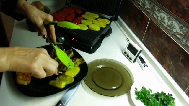 сардельки  и стейки - готовим  на  контактном гриле Maxwell- MW  1960 SV