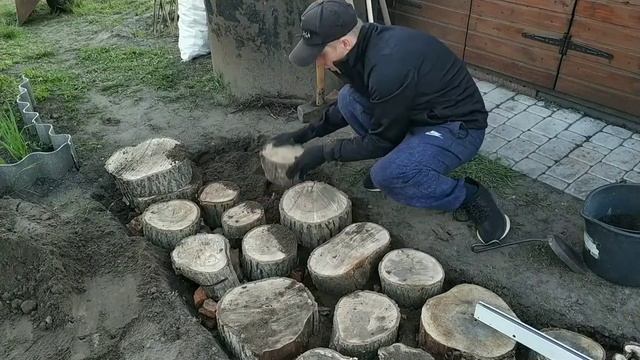 Simple WOODEN Garden WALKWAY _ How to make garden path from tree cuts смотреть онлайн