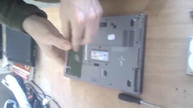 How to replace a hard drive on a Dell D630 from www.thelaptopcentre.co.uk смотреть онлайн