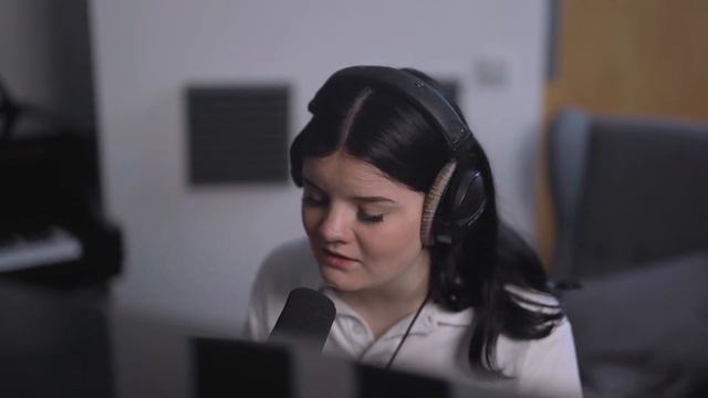 "Moon River" performed by Muireanne смотреть онлайн