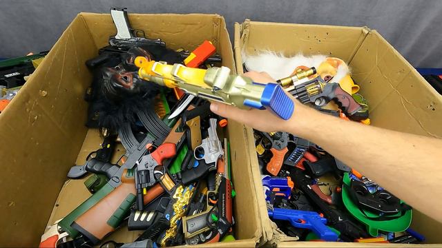 Two Boxes of Pistols. Gorilla Mask and Santa Claus Mask. Bead Shooting Rifles смотреть онлайн