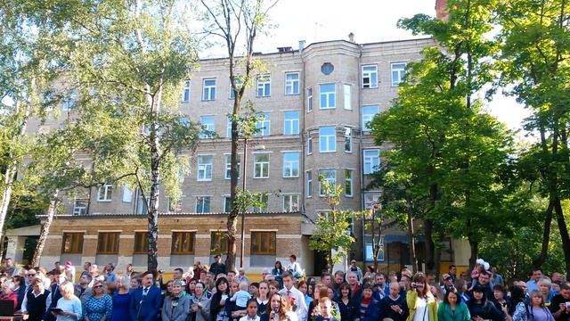 1 сентября в Москве в школе номер 8 моя сестра боёт что-то пошло не так смекрофоном смотреть онлайн