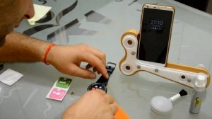 Клеим защитное стекло на смарт часы