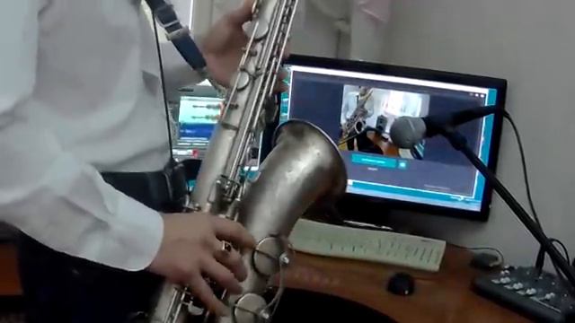 Листья жёлтые над городом кружатся. Дуэт. Николай Берлимов (баян) Андрей Лави (саксофон) смотреть онлайн