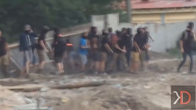 в Киеве группа людей спортивного телосложения в балаклавах устроили беспридел.. смотреть онлайн